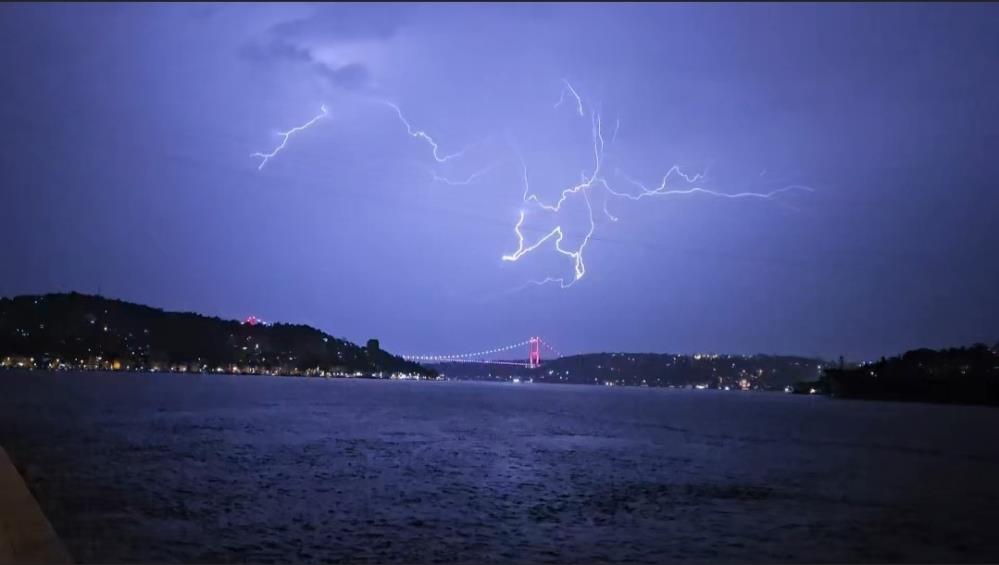 İstanbul'da Gök Gürültülü Sağanak Etkili Oldu1