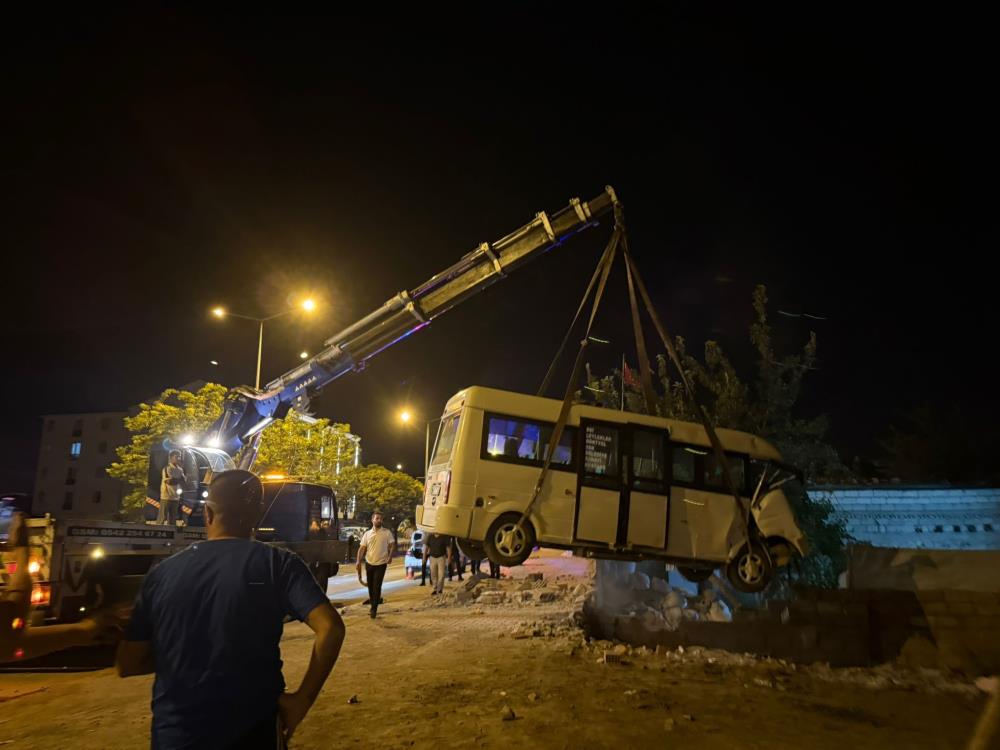 Kaza Yapan Yolcu Minibüsü Bahçe Duvarında Asılı Kaldı1