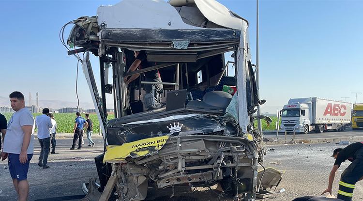 Mardin'de Halk Otobüsü Ile Tır Çarpıştı 10 Yaralı 1