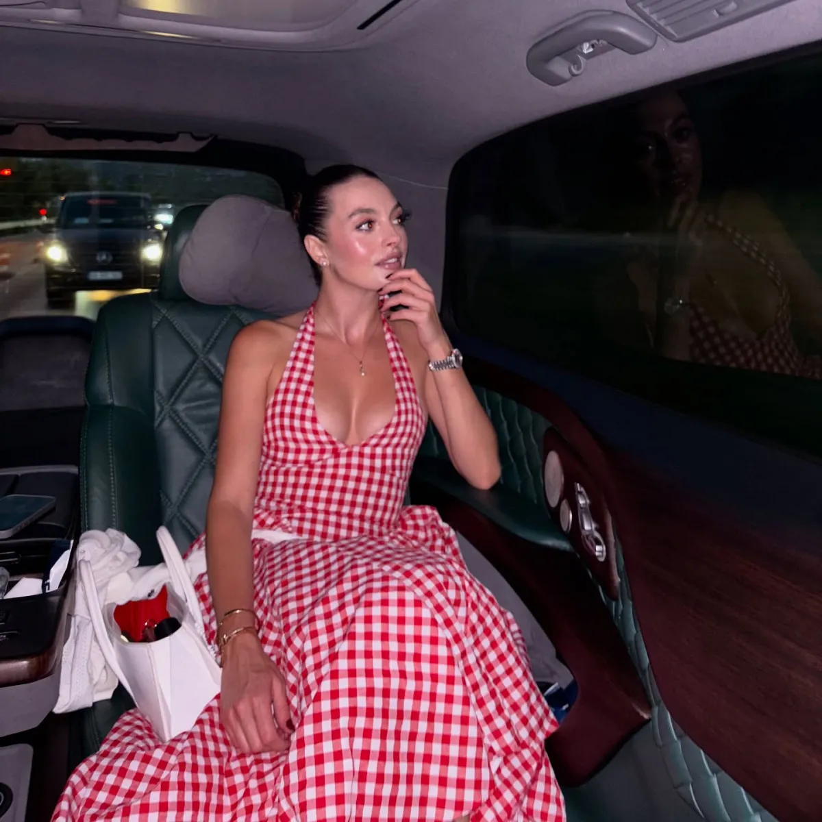 Melis Sezen'in Derin Dekoltesi Olay Yarattı 1