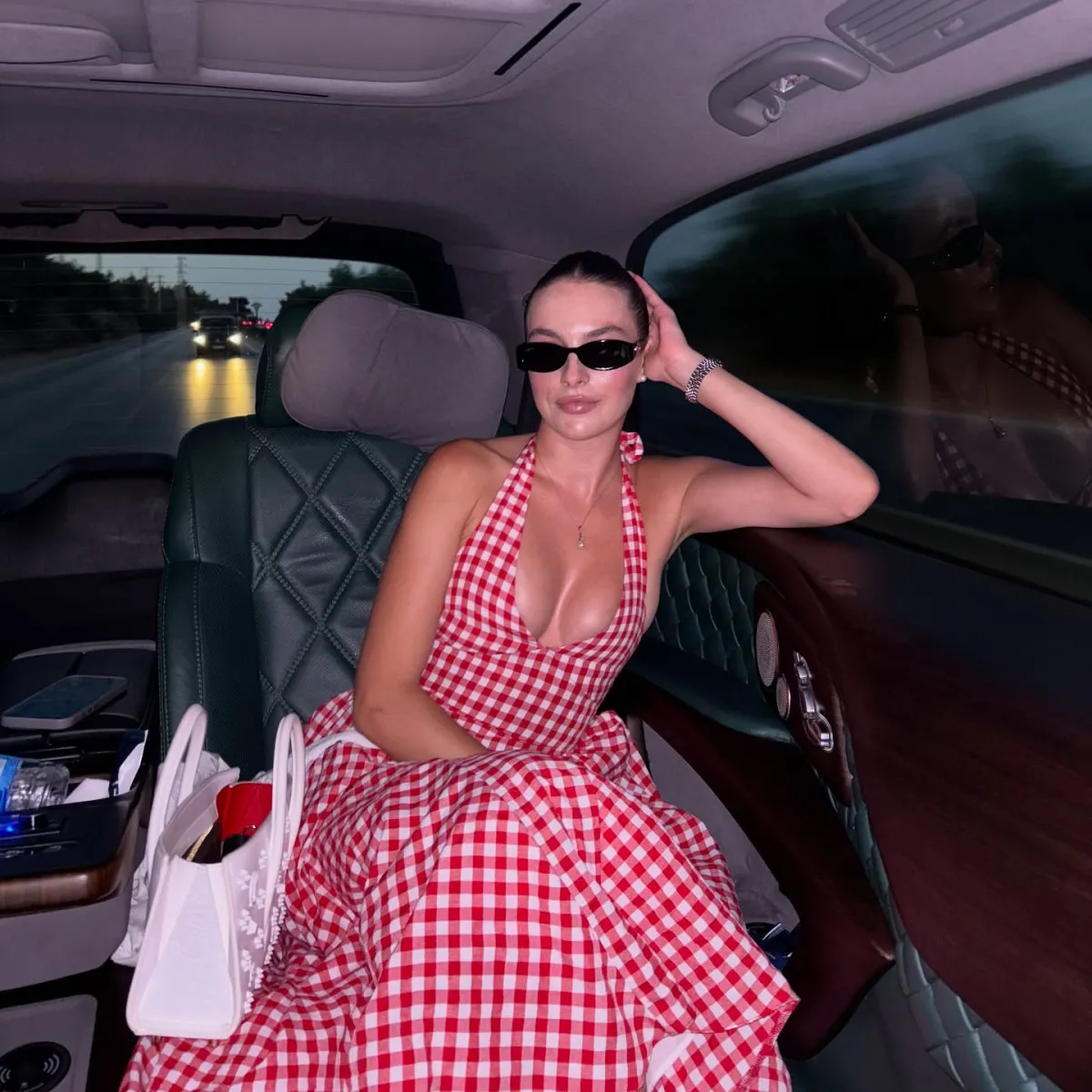 Melis Sezen'in Derin Dekoltesi Olay Yarattı 2