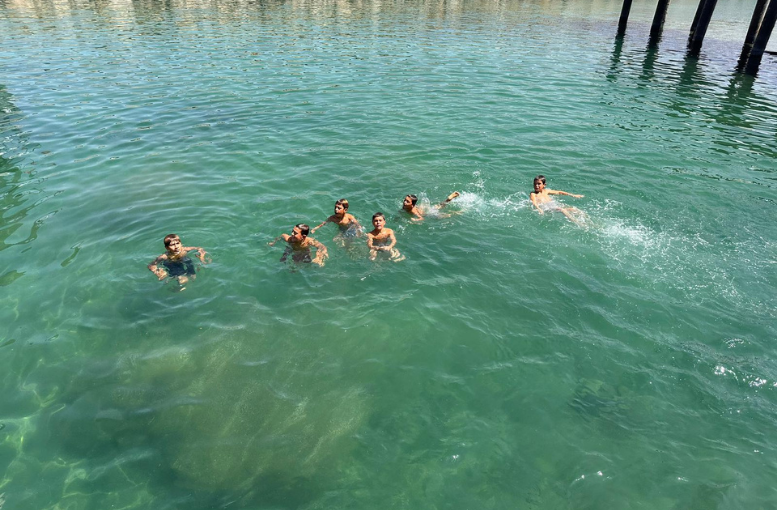 Van Gölü’nde Yüzen Çocukların Saçları Güneş Ve Suyla Sararıyor (2)