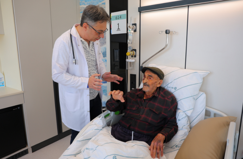 Yüksek Yaşa Rağmen Kalp Durdurulmadan Ameliyat Gerçekleştirildi (2)