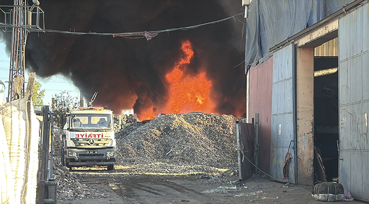 Adana’da Fabrika Yangını Yoğun Duman, Şehir Merkezindeki Birçok Noktadan Görüldü 1