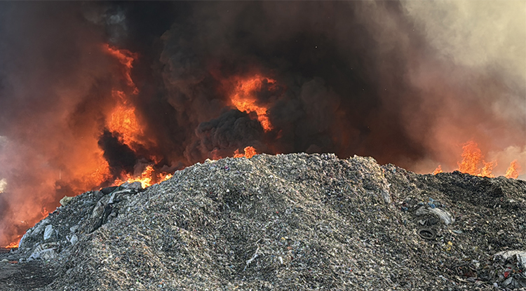 Adana’da Fabrika Yangını Yoğun Duman, Şehir Merkezindeki Birçok Noktadan Görüldü