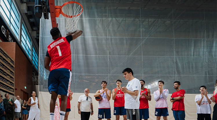 Anadolu Efes, Z İ Ç E V Öğrencilerini Antrenmanda Ağırladı 2