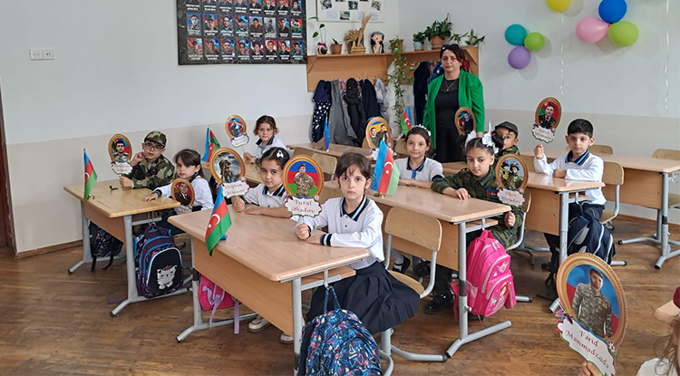 Azerbaycan’da Bir Ortaokulda Anma Günü Dolayısıyla Etkinlikler Gerçekleştirildi