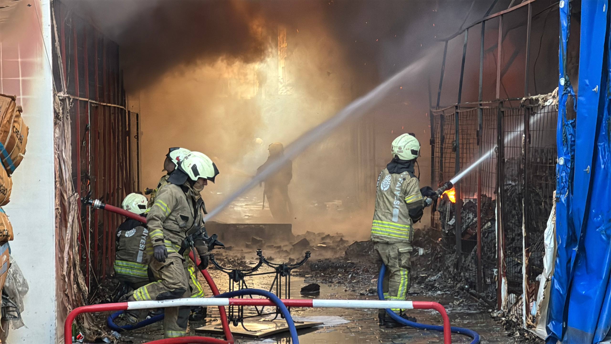 Bağcılar İstoç'ta Iş Yerlerinde Yangın2