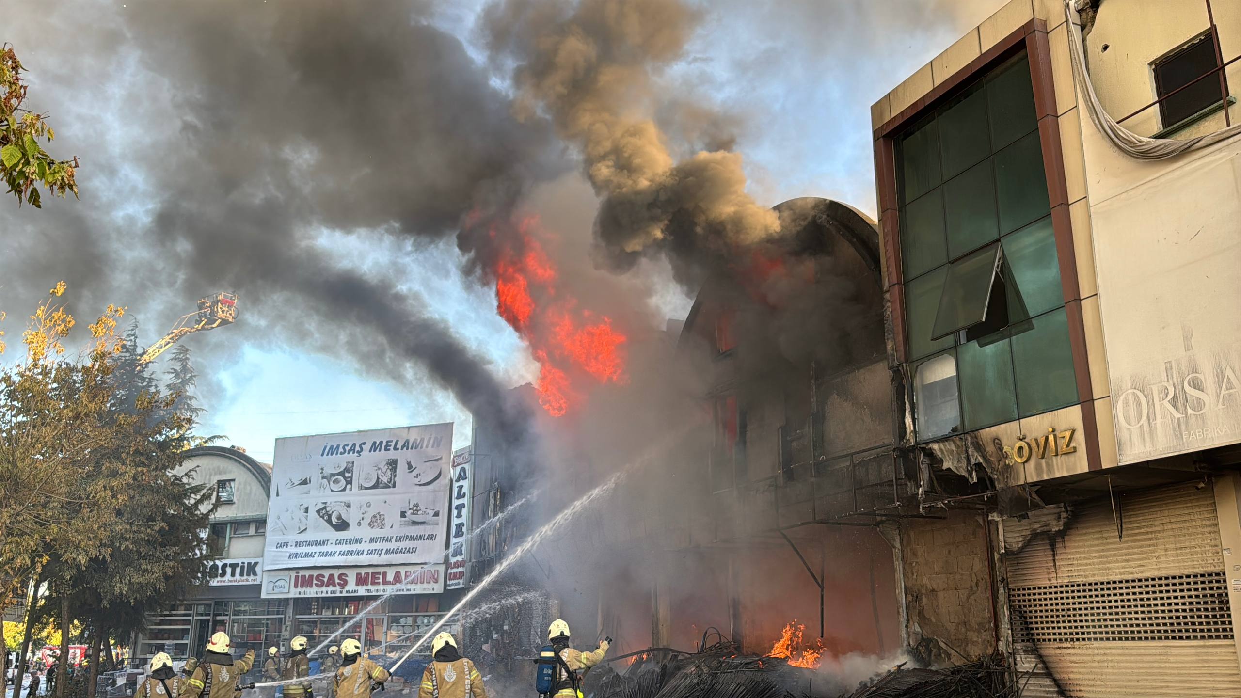 Bağcılar İstoç'ta Iş Yerlerinde Yangın3