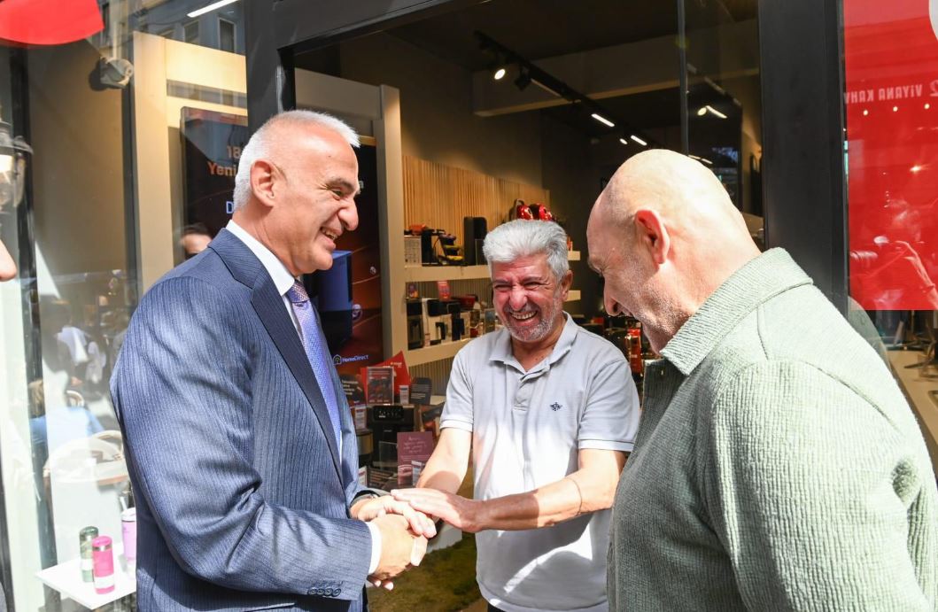 Bakan Ersoy Beyoğlu’nda Vatandaşla Buluştu2