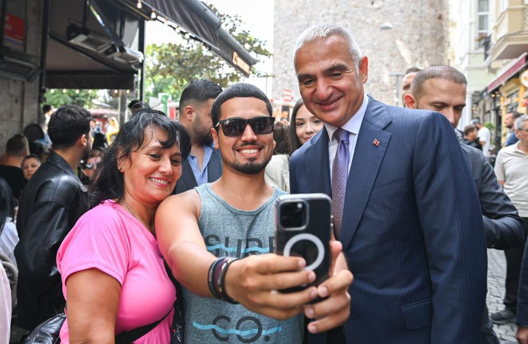 Bakan Ersoy Beyoğlu’nda Vatandaşla Buluştu3