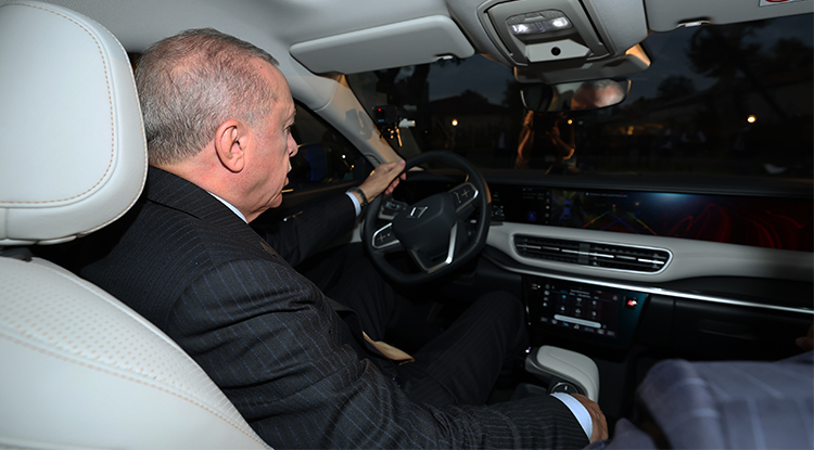 Cumhurbaşkanı Erdoğan'a Togg'un Yeni Modeli T10 F Hediye Edildi 1