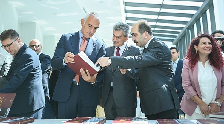 Dokuz Ciltlik “ Resimli Türk Âbideleri” Okurlarla Buluştu 5