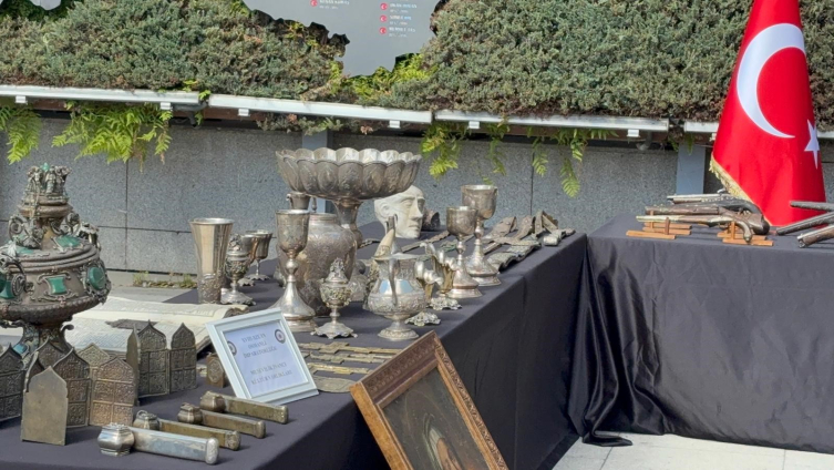 Interpol Tarafından 20 Yıldır Aranan Tarihi Hat Levha İstanbul'da Ele Geçirildi1