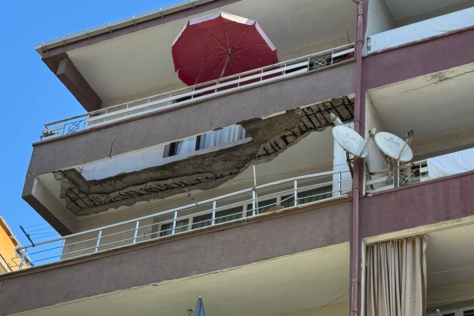 İstanbul’da Balkon Çöktü, 5 Katlı Bina Boşaltıldı