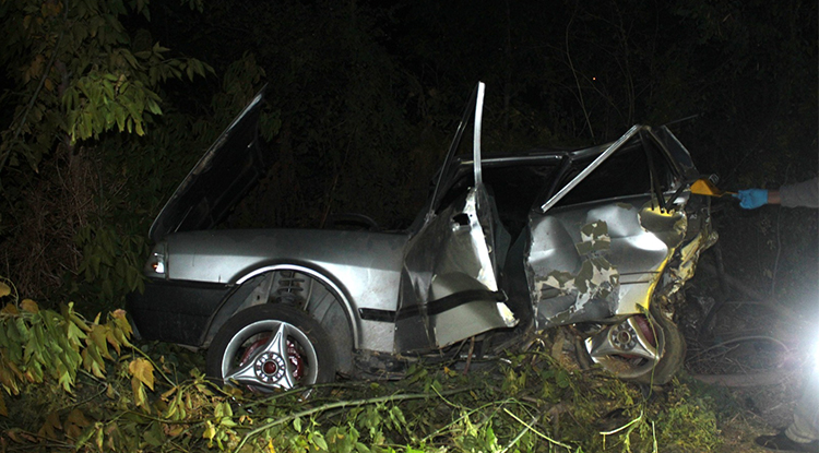 İzmir'de Kamyonet Ile Otomobil Çarpıştı 1 Kişi Hayatını Kaybetti, 8 Kişi Yaralandı 1