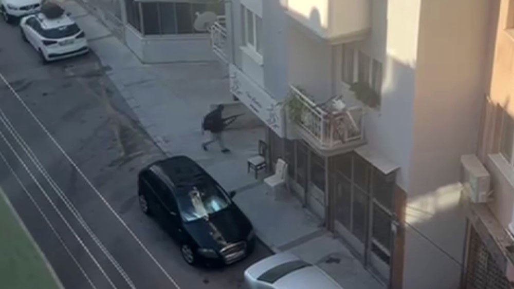 Izmir'de Polis Merkezine Saldıran Saldırgan Yaralı Olarak Yakalanarak Gözaltına Alındı2