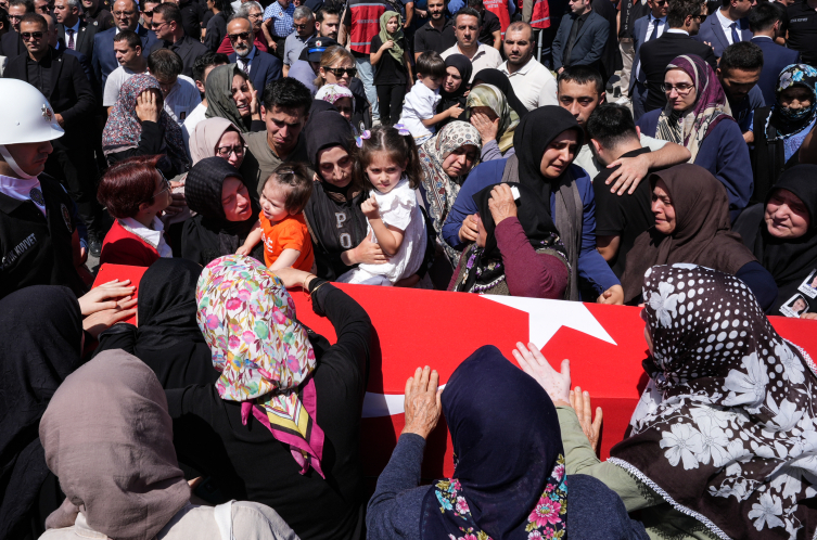 İzmir'de Şehit Polisler Son Yolculuğuna Uğurlandı1