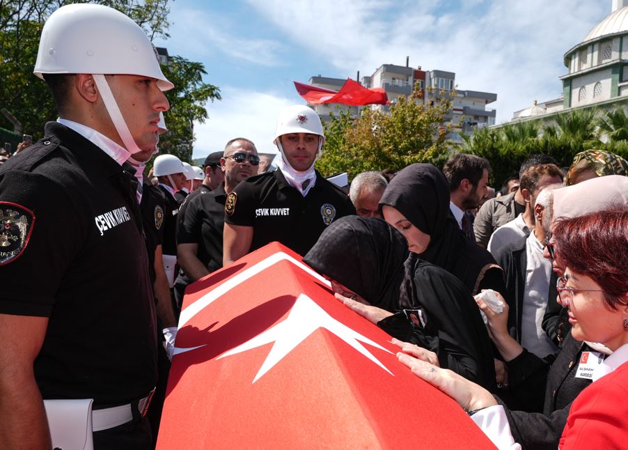 İzmir'de Şehit Polisler Son Yolculuğuna Uğurlandı5