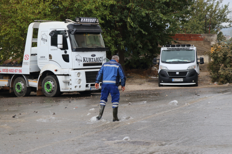 İzmir'de Tonlarca Su Boşa Aktı, Mahalleli Isyan Etti2