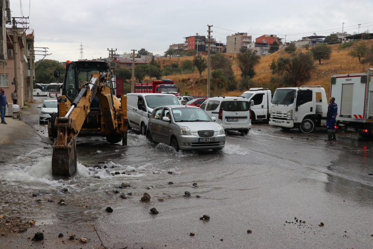 İzmir'de Tonlarca Su Boşa Aktı, Mahalleli Isyan Etti3