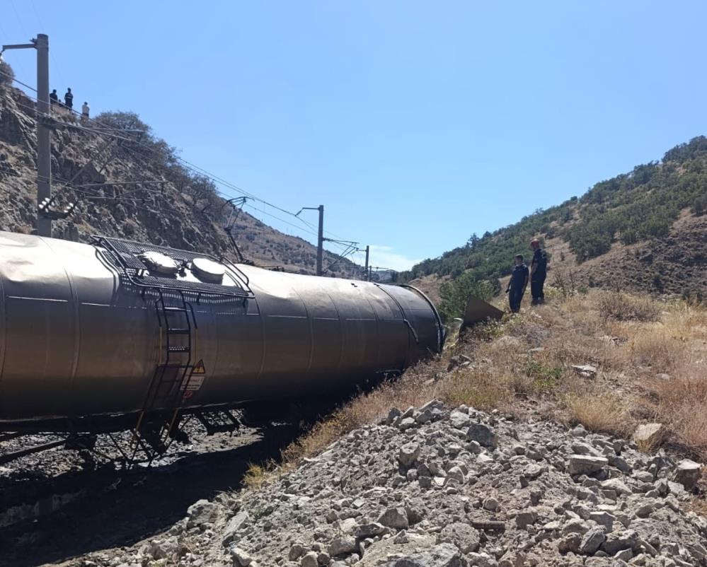 Malatya'da Iki Yük Treni Kafa Kafaya Çarpıştı1