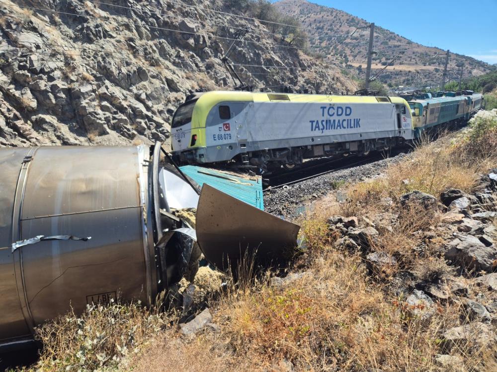 Malatya'da Iki Yük Treni Kafa Kafaya Çarpıştı2
