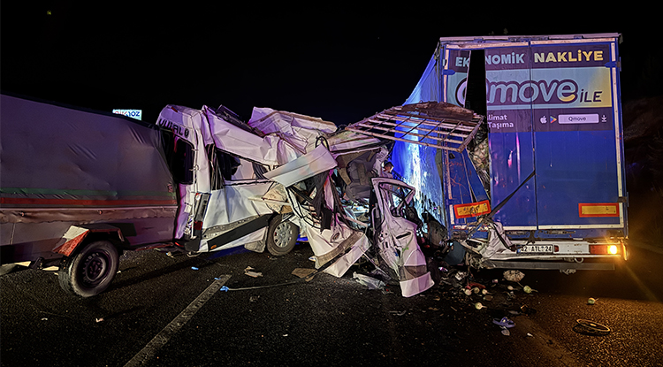 Mersin'de Korkunç Kaza 3 Kişi Hayatını Kaybetti, 16 Kişi Yaralandı 1