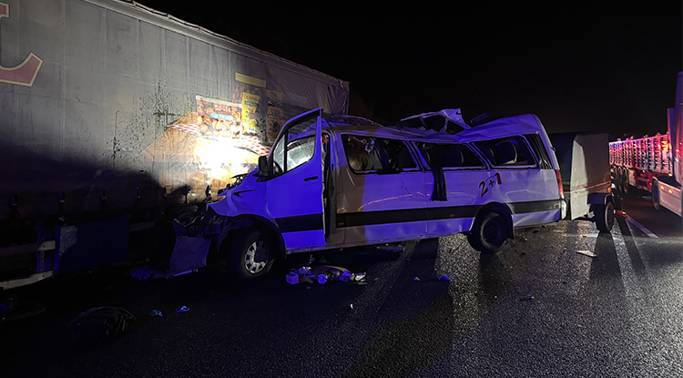 Mersin'de Korkunç Kaza 3 Kişi Hayatını Kaybetti, 16 Kişi Yaralandı 2