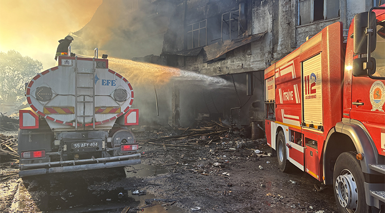 Samsun'da Yangın Çıkan Kereste Fabrikasında Soğutma Çalışmaları Sürüyor 2