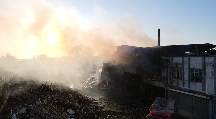 Samsun'da Yangın Çıkan Kereste Fabrikasında Soğutma Çalışmaları Sürüyor