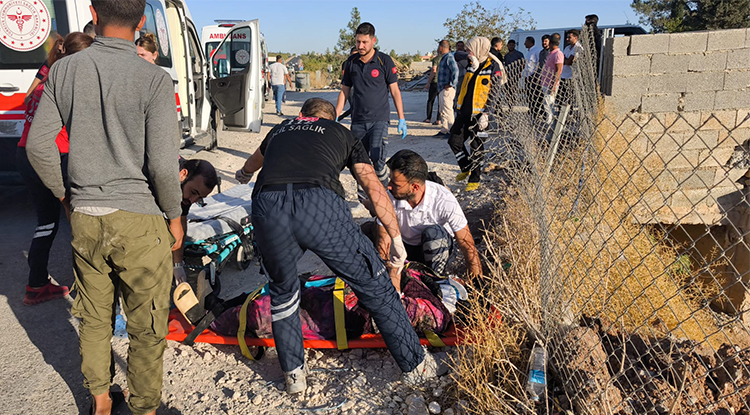 Şanlıurfa'da Tarım Işçilerini Taşıyan Minibüs Devrildi 19 Yaralı 1