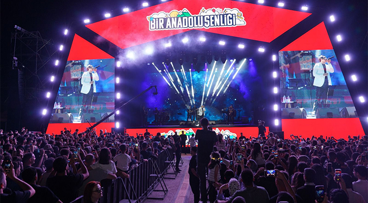 Şarkıcı Bayhan, Şırnak'ta Bir Anadolu Şenliğinde Konser Verdi 1