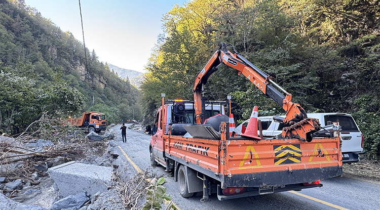 Şiddetli Yağışlar Sonucu Kapanan Borçka Camili Kara Yolu Ulaşıma Açıldı 2