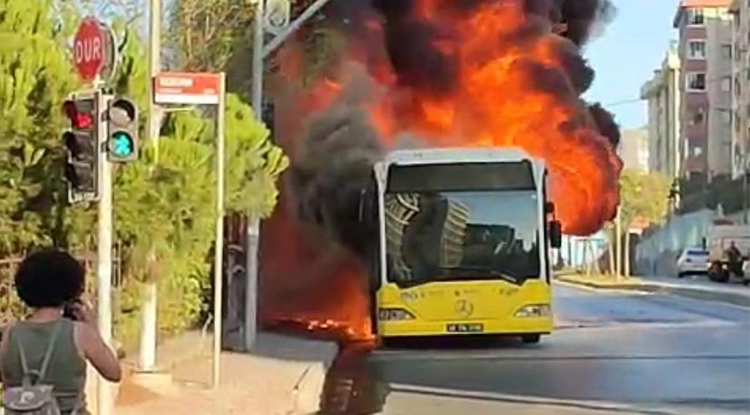 Ümraniye’de İ E T T Otobüsü Alev Alev Yandı 1