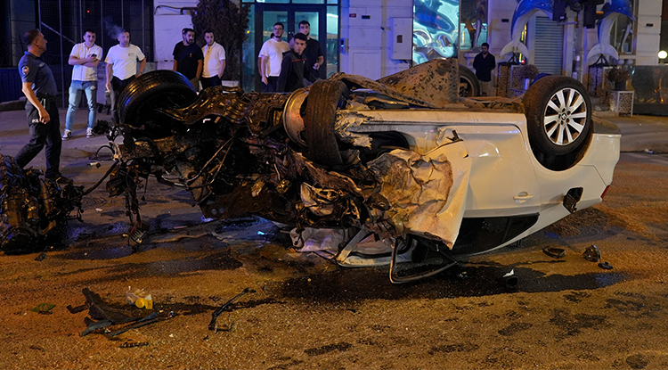 Ümraniye'de İ E T T Otobüsü Ile Otomobil Çarpıştı 2 Yaralı 1