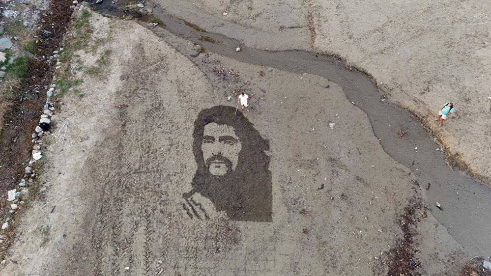 Barış Manço'nun Resmini Tırmıkla Alanya Sahillerine Işledi