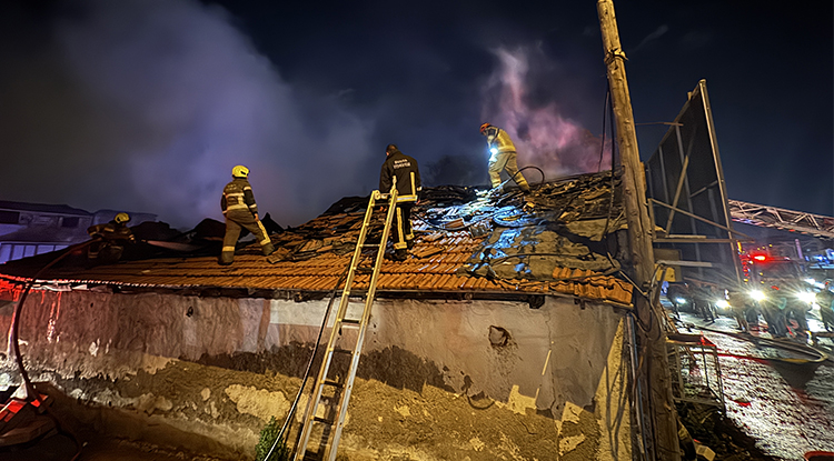 Bursa'da Yedek Parça Satılan Iş Yerinde Çıkan Yangın Söndürüldü 1