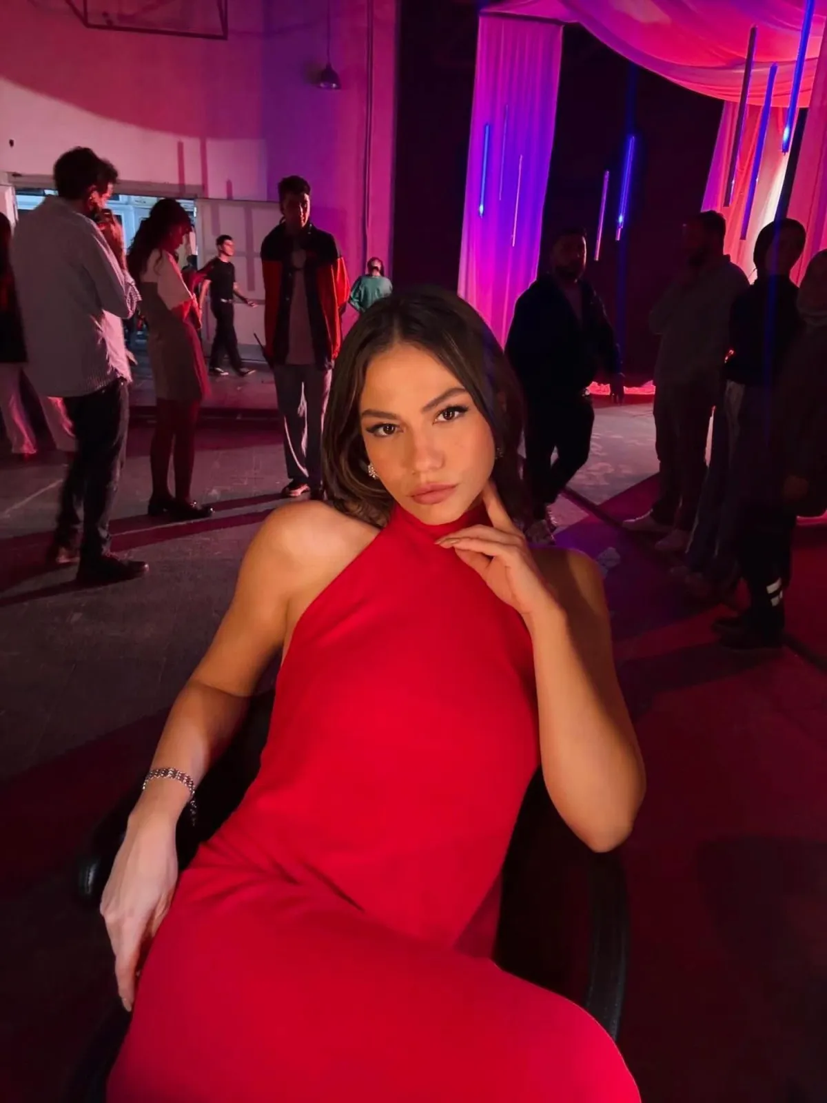 Demet Özdemir Kırmızı Elbisesiyle Instagram’ı Salladı