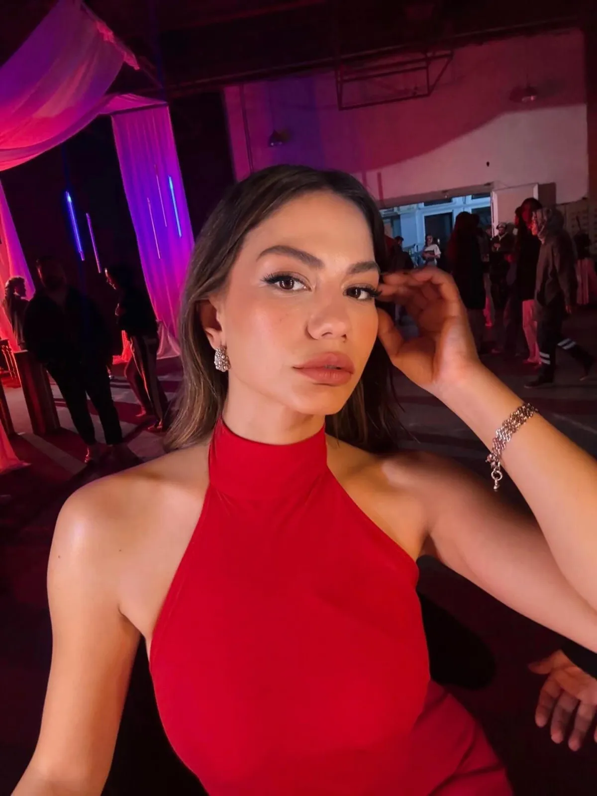 Demet Özdemir Kırmızı Elbisesiyle Instagram’ı Salladı1