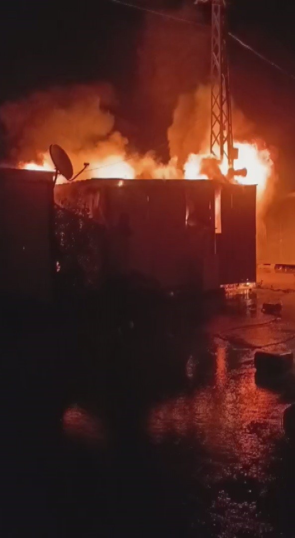 Depremzede Ailenin Yaşadığı Konteyner Alevlere Teslim Oldu