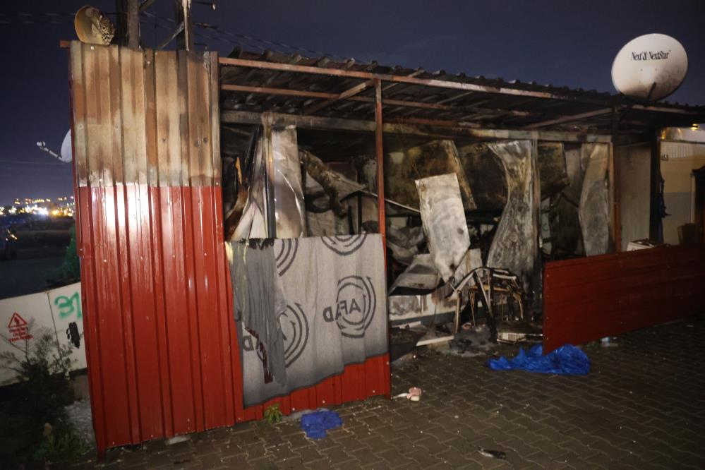 Depremzede Ailenin Yaşadığı Konteyner Alevlere Teslim Oldu2