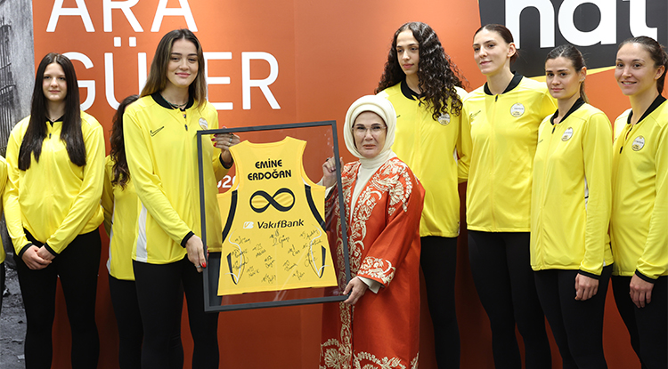 Emine Erdoğan, Vakıf Bank Sanat Galerisi'nin Açılış Törenine Katıldı 5