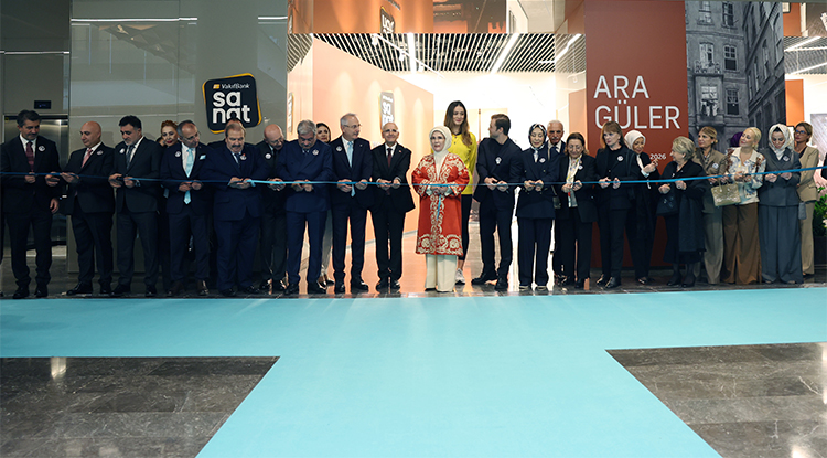 Emine Erdoğan, Vakıf Bank Sanat Galerisi'nin Açılış Törenine Katıldı