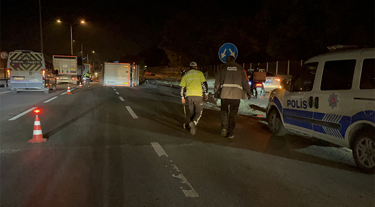 Eskişehir Ankara Kara Yolunda Tır Devrildi 1