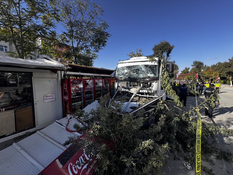 Freni Arızalanan Kamyon 7 Konteyner Iş Yerine Çarptı1