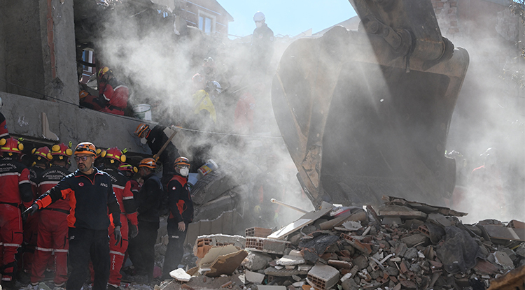 Gebze’de Çöken Binada Arama Kurtarma Çalışmaları Sürüyor 2