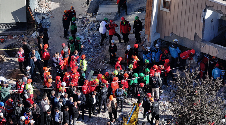 Gebze’de Çöken Binada Arama Kurtarma Çalışmaları Sürüyor