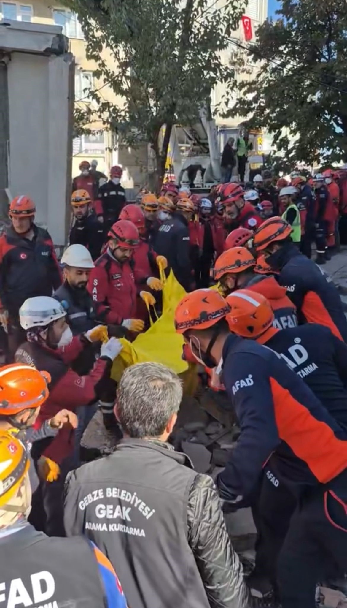 Gebze’de Çöken Binadan Cansız Beden Çıkarıldı