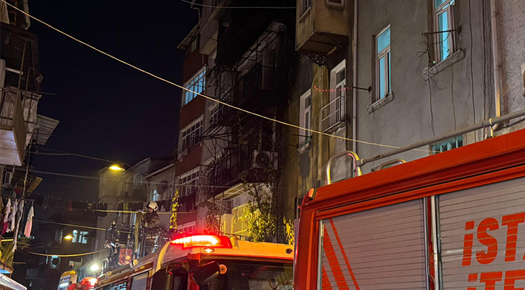 İstanbul’da Bir Apartmanda Havai Fişek Patlaması Nedeniyle Yangın Çıktı 1